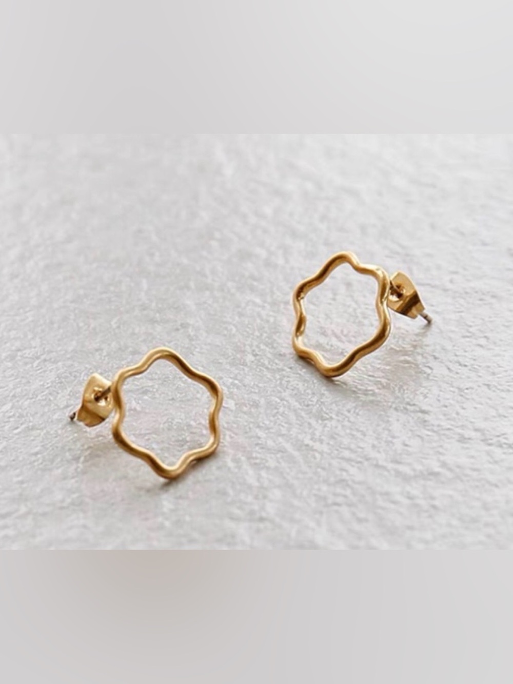 Madewell Flower shaped earrings
